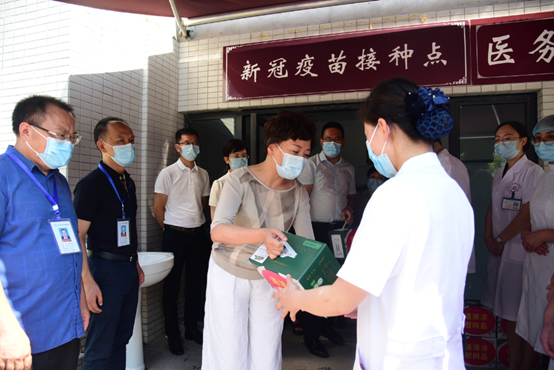 内江市政府副市长陈朗深入市中医医院看望奋战在新冠疫苗接种点职工并开展送“清凉”慰问活动