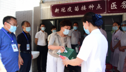 内江市政府副市长陈朗深入市中医医院看望奋战在新冠疫苗接种点职工并开展送“清凉”慰问活动